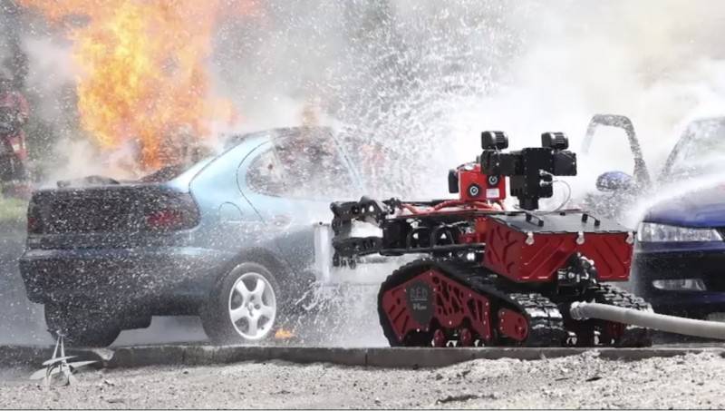 Colossus消防機器人幫助消防員撲滅巴黎圣母院火災