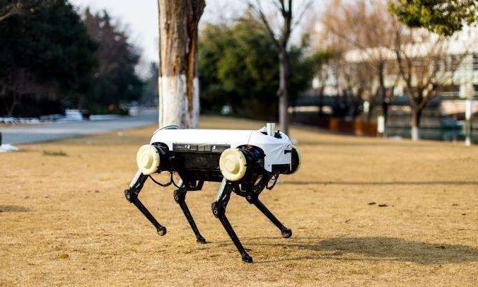 中國最先進腿足機器人!未來你可以騎著機器狗上班了