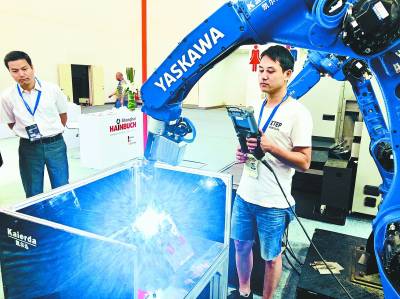 機器人10秒焊接兩塊不銹鋼板