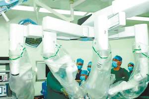 哈醫(yī)大四院“達(dá)芬奇”機(jī)器人疑難病癥“分分鐘搞定”