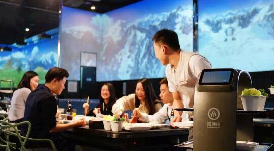 “智慧+”產業(yè)不斷壯大,多家餐廳試用服務機器人