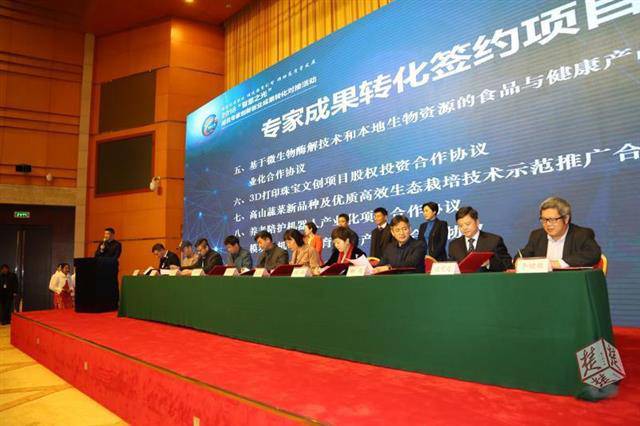 鄂產(chǎn)養(yǎng)老陪護(hù)機(jī)器人有望5年內(nèi)面世 可幫老人喂藥